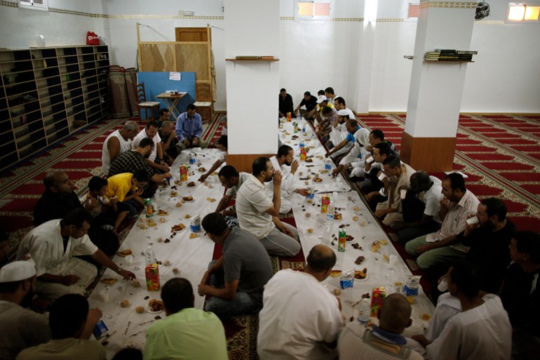 Muslims break their fast on the first day of Ramadan at a mosque in the southern Spanish town of Estepona, near Malaga August 11, 2010. Muslims around the world abstain from eating, drinking and conducting sexual relations from sunrise to sunset during Ramadan, the holiest month in the Islamic calendar. REUTERS/Jon Nazca (SPAIN - Tags: RELIGION)