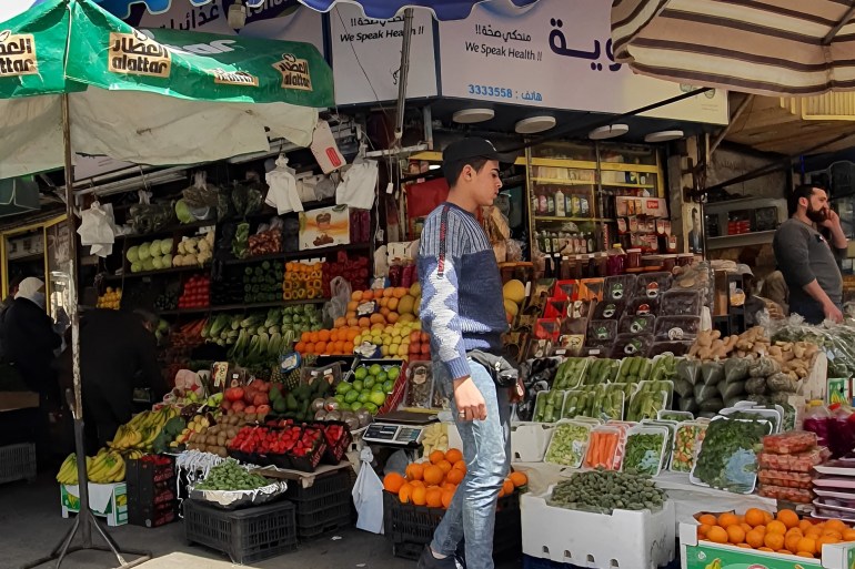 صورة لخضر وفواكه من سوق في دمشق (أرشيف المراسل الجزيرة نت)