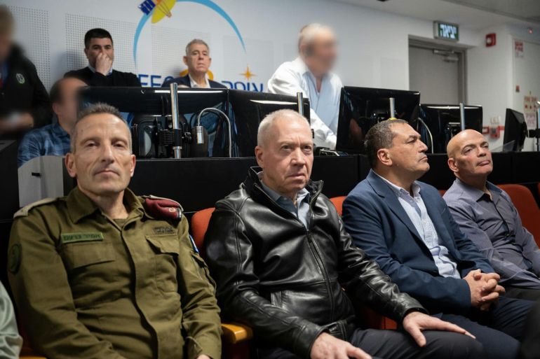 وزير الدفاع الإسرائيلي يوآف غانلات وقادة الجيش والاستخبارات والصناعات الجوية في غرفة التحكم خلال إطلاق "أوفق 13" إلى الفضاء (جميع الصور من تصوير وزارة الدفاع الإسرائيلية وعممتها للاستعمال الحر لوسائل الإعلام)