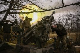 جنود أوكرانيون يطلقون النار من مدفع هاوتزر على مواقع روسية قرب باخموت شرق أوكرانيا (الفرنسية)