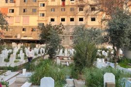 إجمالي عدد المقابر الرسمية للفلسطينيين يبلغ وفقا للأونروا نحو 13 مقبرة والعديد منها موجود داخل المخيمات (الجزيرة)