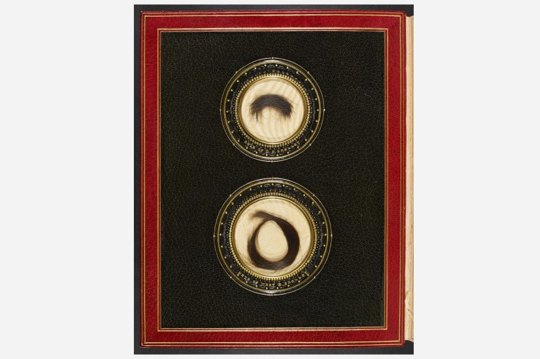 يوجد داخل البطانة الأمامية للكتاب خصلة من شعره الصورة من The British Library