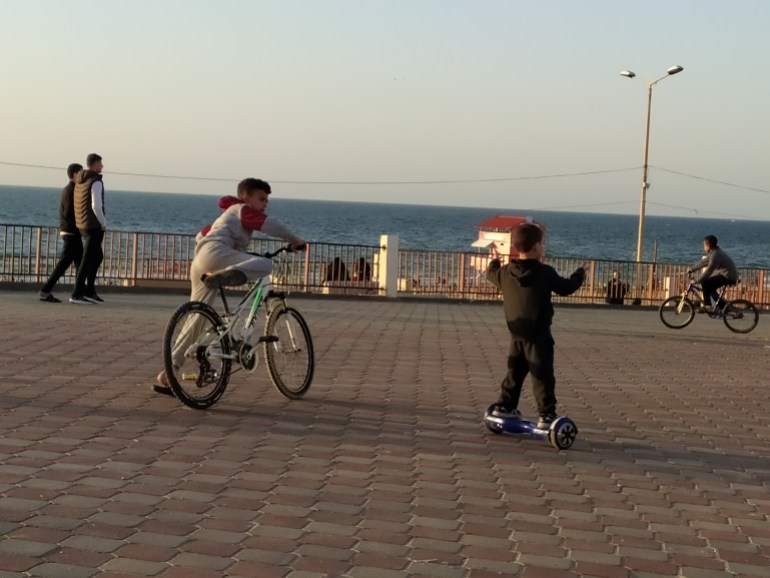 تبرز الأجواء الرمضانية على كورنيش بحر غزة مع فرحة الأطفال-رائد موسى-الجزيرة نت