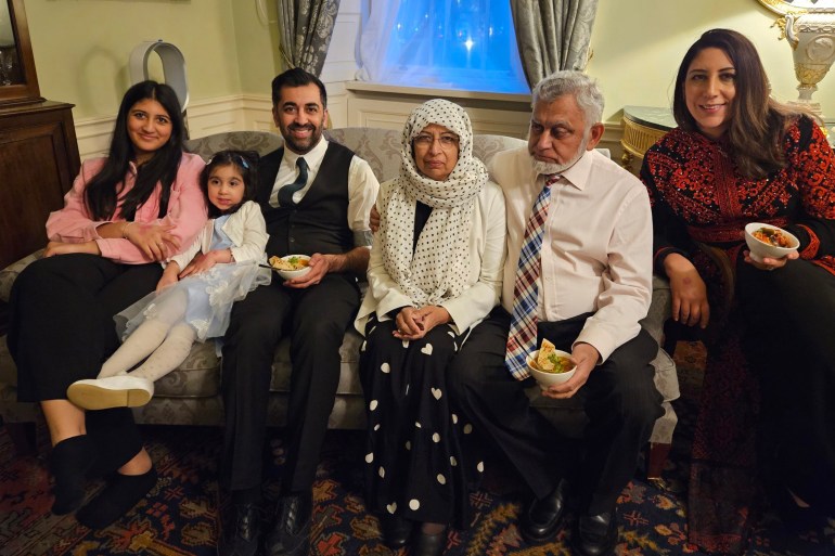 عائلة حمزة يوسف حسب صورة صاحبت تغريدة له، من اليمين زوجته، ثم أبويه،ثم هو بصحبة ابنته وابنة زوجته (وسائل التواصل)
