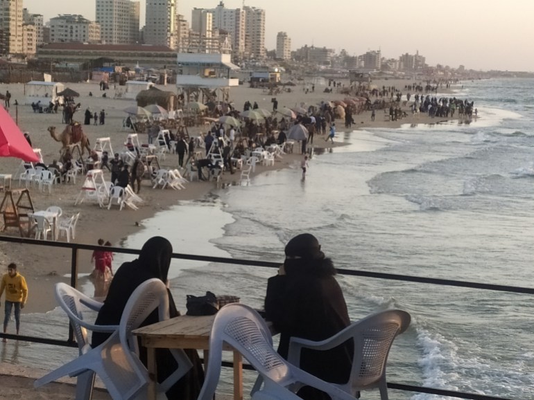 الحياة تدب في بحر غزة مع انحسار موجة البرد وحلول شهر رمضان المبارك-رائد موسى-الجزيرة نت