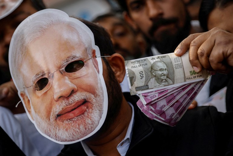 اتهامات بالفساد تطال رئيس الوزراء الهندي ناريندار مودى بسبب صداقته مع الملياردير الهندي المعروف غوتام أدانى (رويترز)