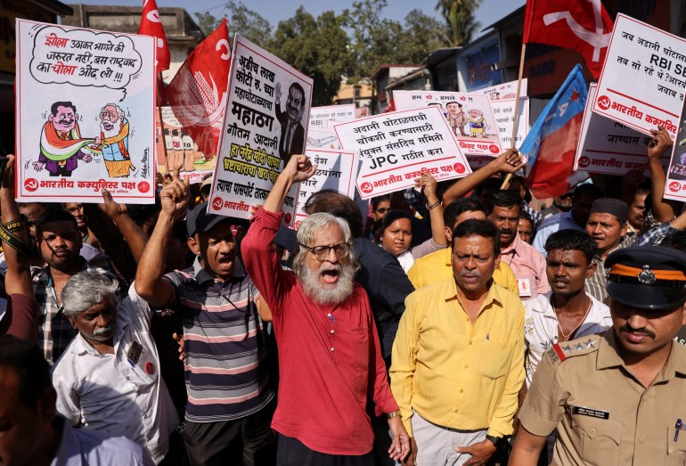 جانب من المظاهرات التي اجتاحت جميع العواصم الهندية لمحاكمة الملياردير الهندي المعروف غوتام أدانى (رويترز)