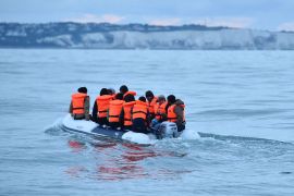 مهاجرون على متن زورق يبحرون باتجاه الساحل الجنوبي لإنجلترا بعد العبور من فرنسا (غيتي-أرشيف)