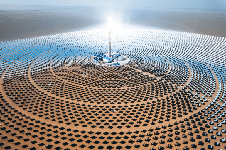 Drone Point View of Solar and Thermal Panels gettyimages-1322139242 الصورة 1: غيتي / الطاقة الشمسية هي الأسرع نموا لتوليد الكهرباء النظيفة / استخدام بمقابل