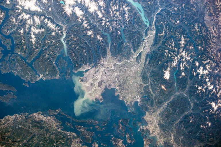 ينتج تدفق المياه العذبة لنهر فريزر إلى مضيق جورجيا ذو المياه المالحة عمودا حليبيا مميزا عند دخوله المضيق ويمكن ملاحظته من الفضاء (ناسا)