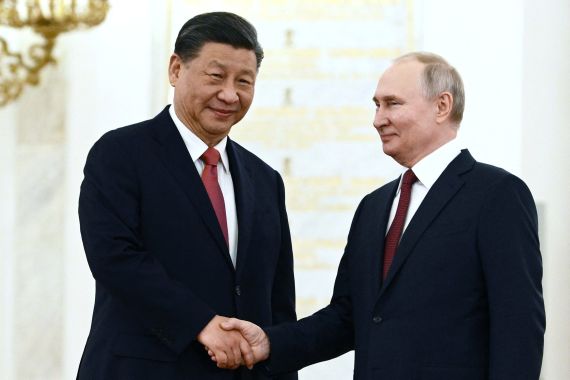 Russian President Vladimir Putin shakes hands with Chinese President Xi Jinping during a welcome ceremony before Russia - China talks in narrow format at the Kremlin in Moscow, Russia March 21, 2023. Sputnik/Alexei Maishev/Kremlin via REUTERS ATTENTION EDITORS - THIS IMAGE WAS PROVIDED BY A THIRD PARTY.