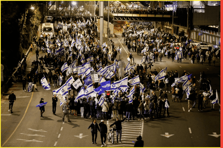 Israeli protestors attend a right-wing demonstration in support of Israel's nationalist coalition government and its judicial overhaul, in Tel Aviv, Israel March 30, 2023. REUTERS/Nir Elias TPX IMAGES OF THE DAY