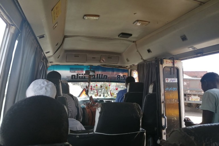 مركبة نقل عام تتحرك شبه خالية في شوارع الخرطوم - الجزيرة