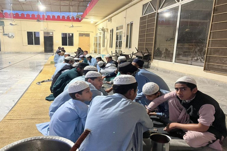افطار طلاب المدرسة الدينية في اسلام أباد