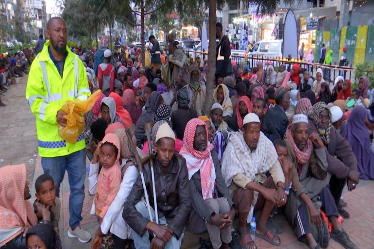 جانب من المحتاجيم وهم ينتظرون توزيع وجبة الإفطار بحي بيتل