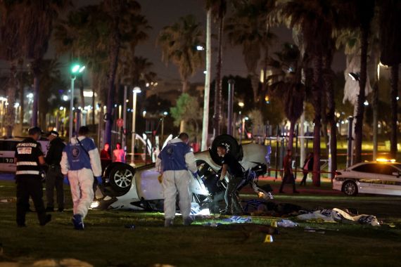 Israeli officials work at the scene of a shooting attack in Tel Aviv, Israel April 7, 2023. REUTERS/Nir Elias