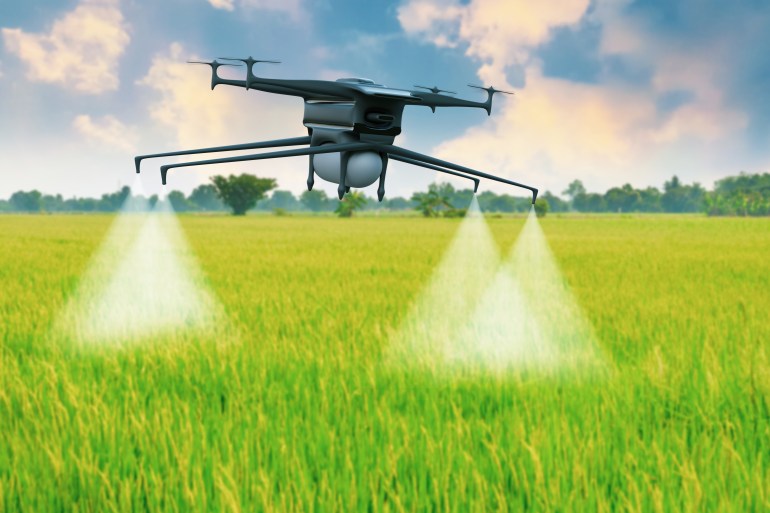 تستخدم الطائرات المسيرة في رش المبيدات والأسمدة بسهولة مقارنة بطائرات رش المبيدات التقليدية (شترستوك)