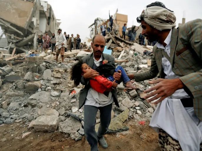 الأطفال والمدنيون يشكلون غالبية ضحايا الحرب في اليمن (رويترز)