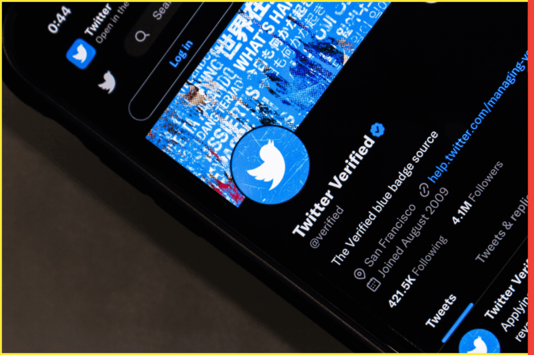 "تويتر بلو" (Twitter Blue)، وهو إصدار مدفوع من التطبيق يسمح لأي شخص بشراء شارة تحقق (العلامة الزرقاء)