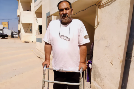 سوريا - ريف حلب - لم تمنع الإعاقة الممرض السوري الخمسيني علي حومد من خدمة المرضى وتقديم ما يحتاجونه من متابعة طبية.