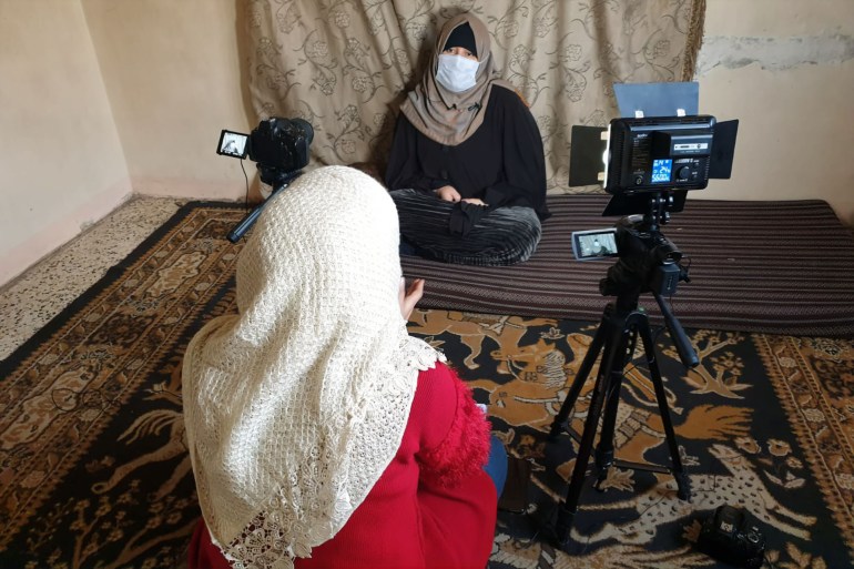 سوريا - إدلب - تواجه المرأة العاملة بالإعلام في الشمال السوري صعوبة في الوصول إلى المعلومة وتحفظ البعض على عملها
