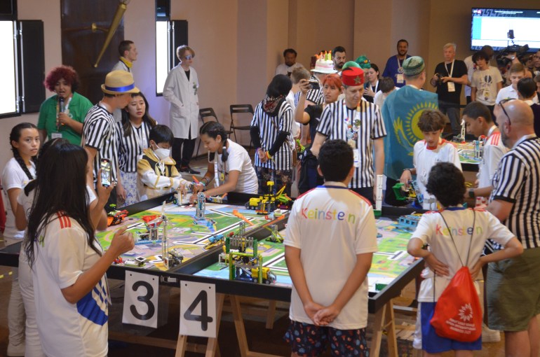 المسابقة الدولية المفتوحة للروبوتيك شارك فيها 66 فريقا من أكثر 50دولة(الجزيرة).