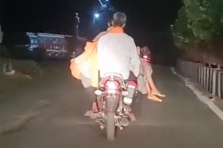 هندي ينقل جثة ابنته عبر دراجة نارية من مستشفى رفض توفير سيارة إسعاف من حساب @KashifKakvi على تويتر