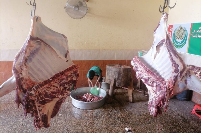 تجهيز اللحوم من جانب الجمعيات الأهلية (الجمعية الشرعية)يساهم بحل جزئي للأزمة (الجزيرة نت)