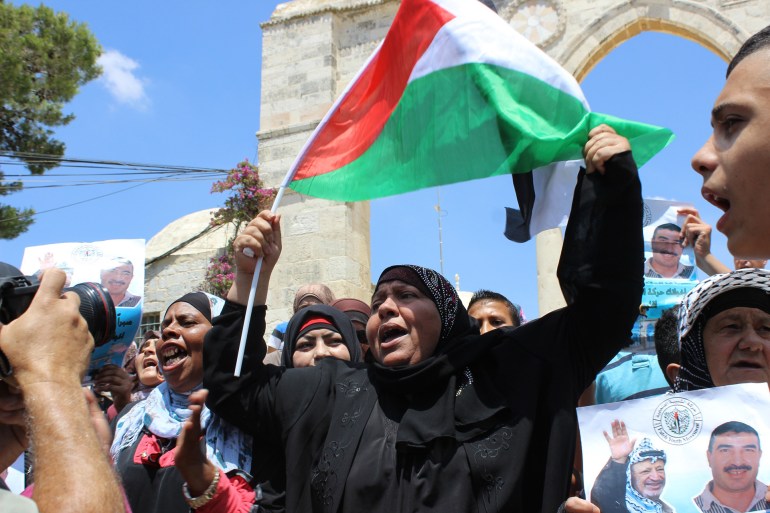 المقدسية فاطمة خضر ترفع العلم الفلسطيني في كل الوقفات التي تشارك بها في القدس(الجزيرة نت)