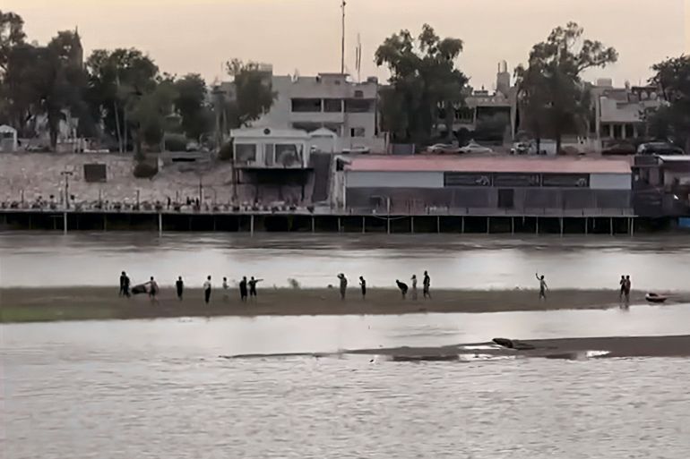 الجفاف يحول مساحات من نهر دجلة في العراق إلى ملعب كرة قدم. المصدر: (حساب يلا على فيسبوك)