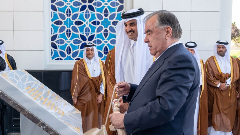 أمير قطر ورئيس طاجيكستان يفتتحان المسجد (الصحافة القطرية)