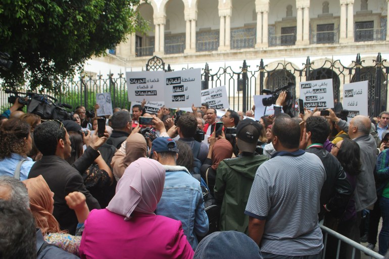 جانب من الوقفة الاحتجاجية لقضاة دفاعا عن استقلالية القضاء/أمام المحكمة الابتدائية بتونس/العاصمة تونس/يونيو/حزيران 2023 (صورة خاصة)