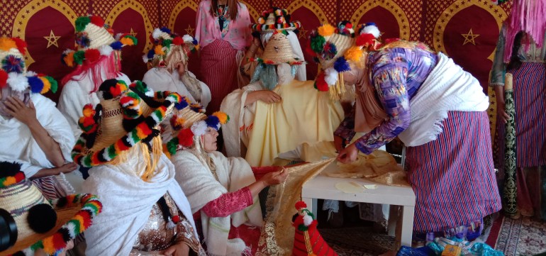 / نساء من قبائل جبالة يرتدين الزي المحلي ويقمن بتزيين العروس ماطا/ مصدر الصورة: يوسف بناصرية