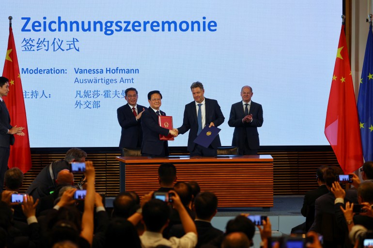 German Economic and Climate Protection Minister Robert Habeck and Chairman of China's National Development and Reform Commission Zheng Shanjie hold signed documents next to Chinese Premier Li Qiang and Chancellor Olaf Scholz during German-Chinese government consultations in Berlin, Germany, June 20, 2023. REUTERS/Fabrizio Bensch
