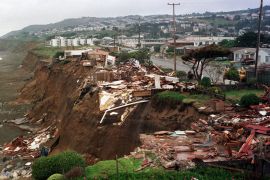 بقايا المنازل في باسيفيكا بكاليفورنيا في أعقاب العواصف التي ضربتها خلال 1997-1998 (أسوشيتد برس)