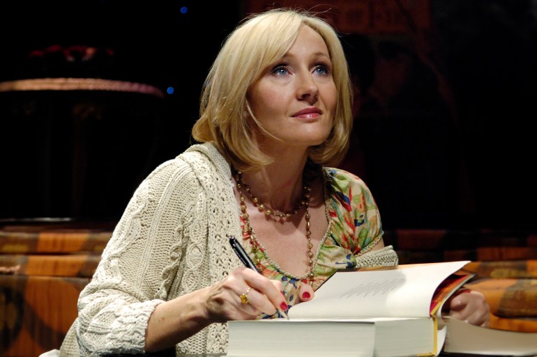 Author J.K. Rowling signs copies of her seventh and final Harry Potter book, "Harry Potter and the Deathly Hallows", during an open book tour stop at the Kodak Theater in Los Angeles October 15, 2007. REUTERS/Chris Pizzello (UNITED STATES)