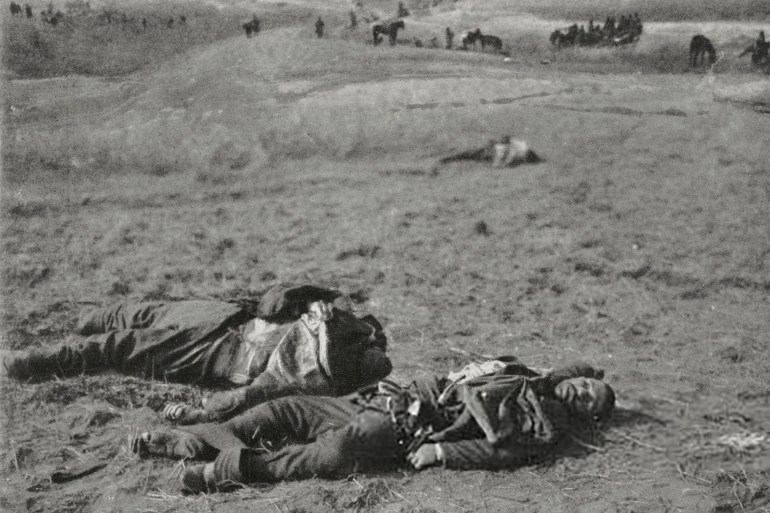 Bodies of dead soldiers in Thrace, after it was recaptured from the Bulgarians by Turkish troops, Second Balkan War, photograph by Dimitr Larastoyanow, from L'Illustrazione Italiana, Year XL, No 30, July 27, 1913.