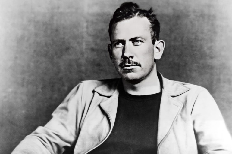 John Steinbeck (1902-1968) the American author as a young man, 1935. His novels include The Grapes of Wrath, Of Mice and Men and East of Eden. He won the Nobel prize for literature in 1962. (Photo by © Hulton-Deutsch Collection/CORBIS/Corbis via Getty Images gettyimages-613513778 جون شتاينبك