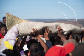 "فاماديهانا" أو تقليب العظام هو أحد طقوس التعامل مع الموتى المُتبعة في مدغشقر.