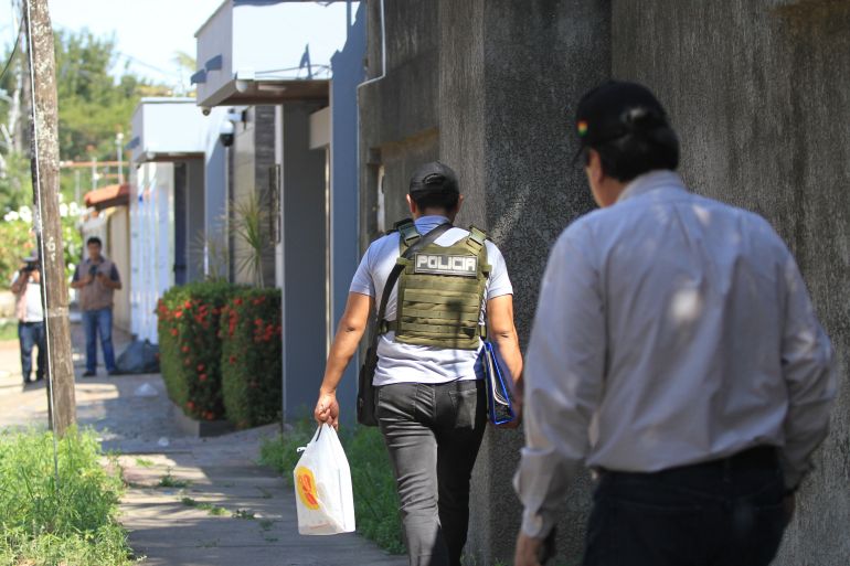 Anti-narcotics police officers carry out a raid on a house during an operation to try to arrest Uruguayan Sebastian Marset in Santa Cruz, Bolivia, on July 30, 2023. - Bolivia has mobilized more than 2,250 security agents for a manhunt of a wanted cocaine trafficker who has ricocheted around the world to elude capture, a senior official said on Sunday. The target of the hunt is Sebastian Enrique Marset Cabrera, wanted on drugs charges in his native Uruguay, Paraguay, Brazil and the United States. (Photo by Ricardo MONTERO / AFP)