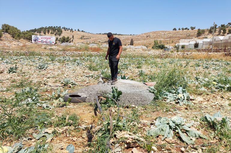 فلسطين-الخليل- قرية الهِجرة- آبار مياه أغلقها جيش الاحتلال بالباطون -عوض الرجوب-26 يوليو 2023 (الجزيرة نت)