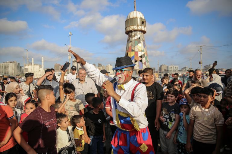 9- الجزيرة نت- غزة: تجمع الأطفال في ميناء غزة للمشاركة بالفعالية.