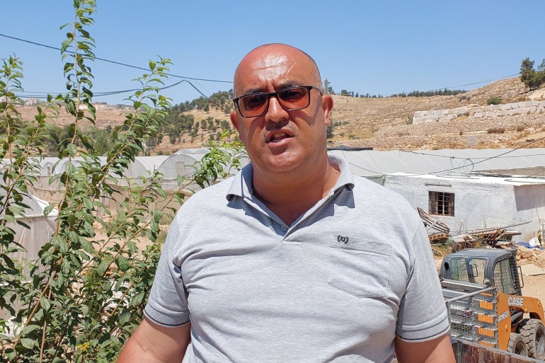 فلسطين-الخليل- المزارع بسام دودين والذين أغلق جيش الاحتلال بئرين للمياه يستلغهما منذ 12 عاما -عوض الرجوب-26 يوليو 2023 (الجزيرة نت)