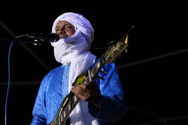 عنوان الصورة: يظهر أحد الفنانين وهو يتغنى بحماس الأغاني التارقية مع الجمهور المكان والتاريخ: اوباري - 12‏/06‏/2023 المصور: إسلام الأطرش - اوباري.