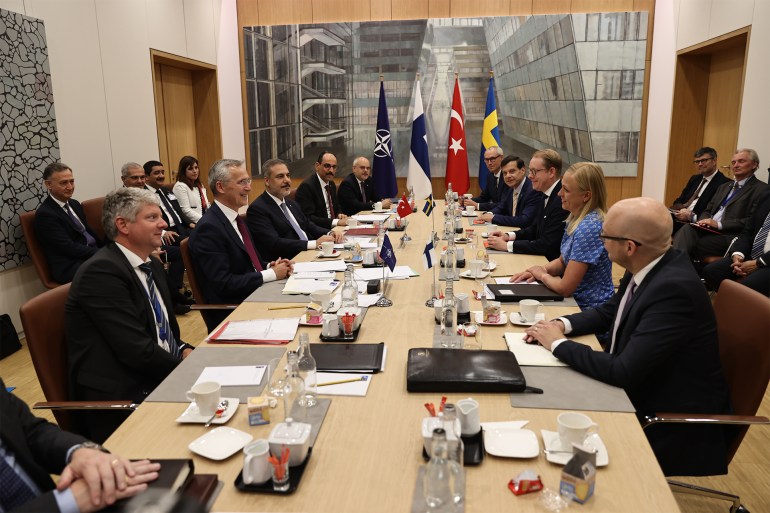 Brüksel’deki NATO Karargahında gerçekleştirilen, Türkiye-İsveç-Finlandiya üçlü toplantıya, Dışişleri Bakanı Hakan Fidan (sol 3), İsveç Dışişleri Bakanı Tobias Billström (sağ 3), Finlandiya Dışişleri Bakanı Elina Valtone (sağ 2), NATO Genel Sekreteri Jens Stoltenberg (sol 2), MİT Başkanı İbrahim Kalın (sol 4) ile Cumhurbaşkanı Başdanışmanı Büyükelçi Akif Çağatay Kılıç (sol 5) katıldı. Foto Muhabiri:Dışişleri Bakanlığı / Mustafa Aygün Yayınlayan:Ahmet Sami Acar Detaylar 06.07.2023 18:44Belçika - Brüksel 4Bülten: Genel InternetKategori:Genel Politika