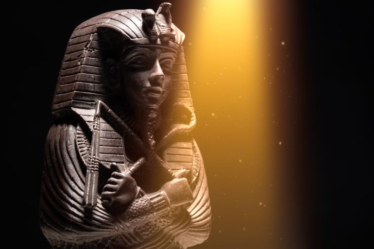 Un sarcophage égyptien historique avec une momie à l'intérieur