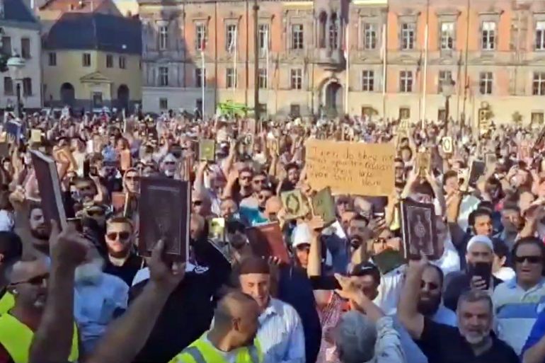 مئات المتظاهرين يتلون القرآن جماعيًّا في مدينة مالمو السويدية