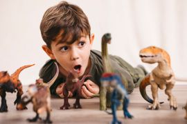 رغم انقراضها.. لماذا ينتشر الهوس بالديناصورات بين الأطفال اهتمام طفلك بالديناصورات يعزز ذكاءه.. تعرف على أسباب شغفه بهم تساعدهم على تشكيل ذاتهم وجذب الانتباه.. تعرف على أسباب هوس الأطفال بالديناصورات