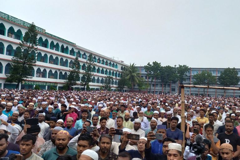 عشرات الآلاف شاركو في جنازة زعيمهم الأسبق عالم التفسير دلوار حسين يوسف سعيدي في مسقط رأسه جنوب غرب بنغلاديش