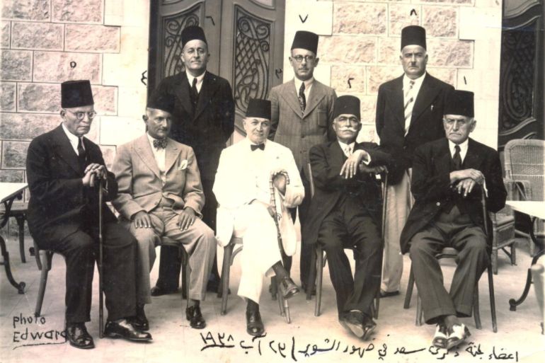 العثمانيون Haqqi al-Azm (in the centre, dressed in white) was a prominent Ottoman bureaucrat before serving as Syria's prime minister in the 1930s [Creative Commons/Wikipedia]المصدر : ويكيبيديا المصدر : ويكيبيديا